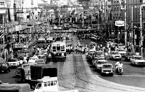 1975年の長崎浜の町と電車