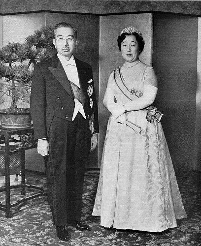 1956年（昭和31年）、正装姿の昭和天皇・香淳皇后