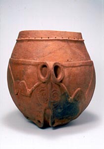 平塚市博物館。縄文中期の有孔鍔付土器発酵酒を造る容器・正面のカエルに注目
