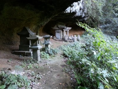 岩屋神社  鬼の足跡